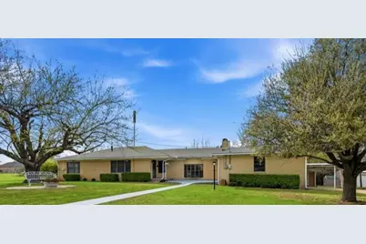 1106 Central Avenue, Bowie, TX 76230 - Photo 2