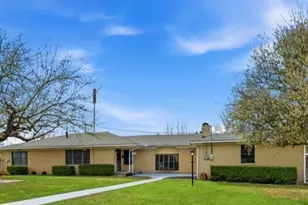 1106 Central Ave, Bowie, TX 76230 - Photo 2