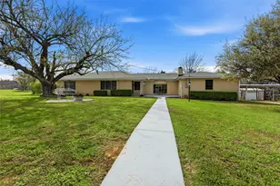 1106 Central Ave, Bowie, TX 76230 - Photo 2