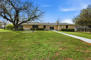 1106 Central Ave, Bowie, TX 76230 - Photo 4