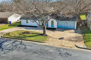 312 E Hampton Rd, Crowley, TX 76036 - Photo 4