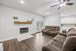 705 Lynnfield Dr, Arlington, TX 76014 - Photo 2