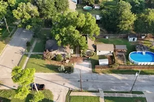 104 Dixon St, Cleburne, TX 76033 - Photo 2
