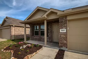 1007 Lady Bird St, Ennis, TX 75119 - Photo 2