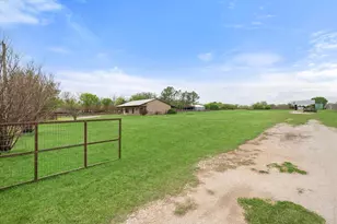 504 N Texas St, Tioga, TX 76271 - Photo 10
