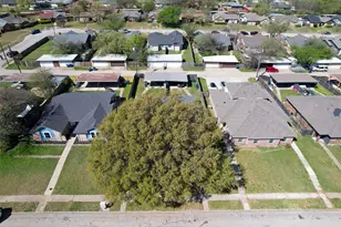 1433 N Bluegrove Rd, Lancaster, TX 75134 - Photo 2