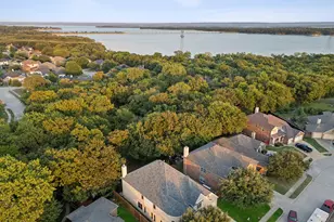 2824 Lazy Creek Dr, Grand Prairie, TX 75052 - Photo 2