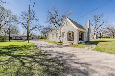 1734 E California St, Gainesville, TX 76240 - Photo 2