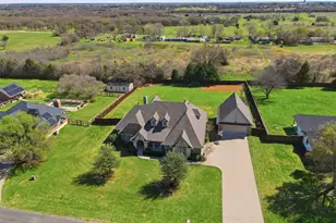 1201 Parkway Ln, Pilot Point, TX 76258 - Photo 2