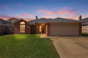 747 Tanglewood Dr, Burleson, TX 76028 - Photo 1