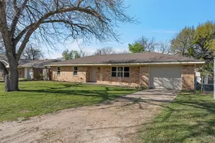 309 N 4th St, Rosebud, TX 76570 - Photo 16