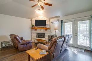 1215 Davis St, Cleburne, TX 76033 - Photo 6