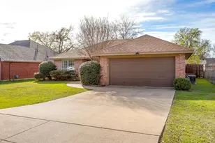 1215 Davis St, Cleburne, TX 76033 - Photo 2