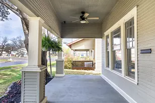 206 S Edgefield Ave, Dallas, TX 75208 - Photo 2