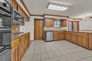 205 William Wallace Dr, Burleson, TX 76028 - Photo 8