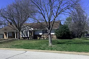 520 Baker Dr, Hurst, TX 76054 - Photo 2