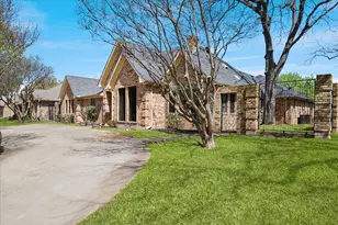 2010 Oak Trail Dr, Rowlett, TX 75088 - Photo 2