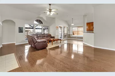 2720 Eastland Drive, Grand Prairie, TX 75052 - Photo 6