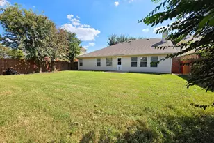 304 E Clover Park Dr, Fort Worth, TX 76140 - Photo 16