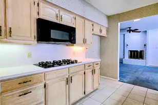 1020 Redbud Ct, Arlington, TX 76012 - Photo 4