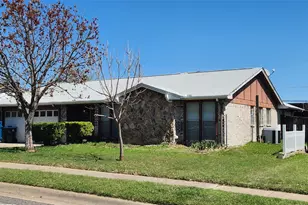 2807 Wildplum Dr, Arlington, TX 76015 - Photo 2