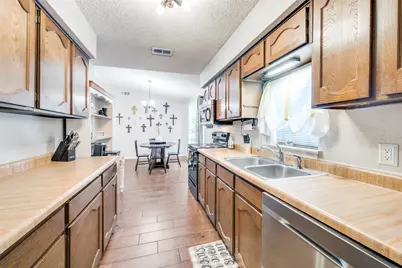 5004 Celtic Drive, Arlington, TX 76017 - Photo 10