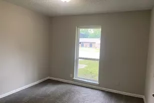 1013 SE 3rd St, Grand Prairie, TX 75051 - Photo 10