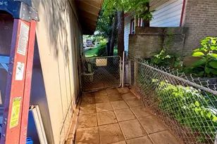 215 E 15th St, Irving, TX 75060 - Photo 24