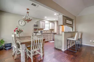 512 Parkridge Blvd, Burleson, TX 76028 - Photo 10