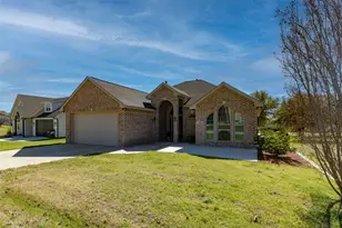 131 Lakeview Dr, Runaway Bay, TX 76426 - Photo 2