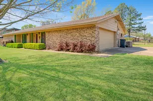 695 20th St NE, Paris, TX 75460 - Photo 2