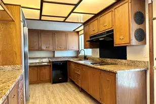 1102 N Edwards Ct, Irving, TX 75062 - Photo 10