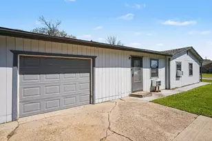 105 E Park St, Little Elm, TX 75068 - Photo 2