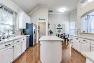 8678 Glen Hollow Dr, Fort Worth, TX 76179 - Photo 10