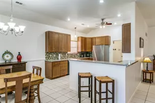 977 Valley View Dr, Lewisville, TX 75067 - Photo 2