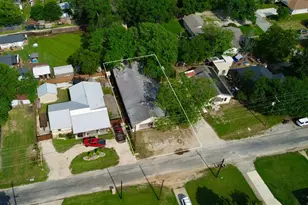 417 S Prairie St, Pilot Point, TX 76258 - Photo 1