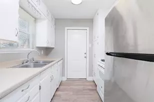 308 Jasmine Ct, Burleson, TX 76028 - Photo 10