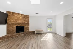 3242 Spring Meadow Ln, Grand Prairie, TX 75052 - Photo 2