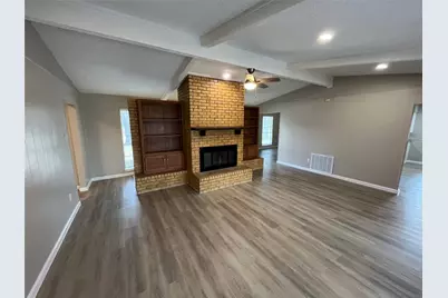 2050 Wellington Drive, Grand Prairie, TX 75051 - Photo 4