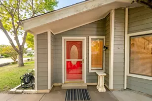 513 Hunters Glen St, Lewisville, TX 75067 - Photo 2
