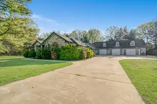 220 Laredo Dr, Reno, TX 75462 - Photo 2