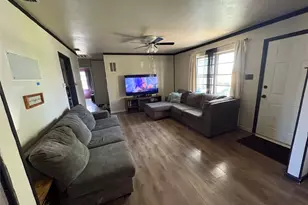 1307 S 1st St, Corsicana, TX 75110 - Photo 2