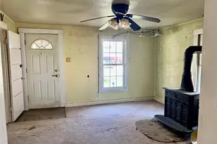 906 Young St, Nocona, TX 76255 - Photo 4