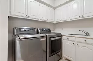 924 McCoy Dr, Irving, TX 75062 - Photo 8