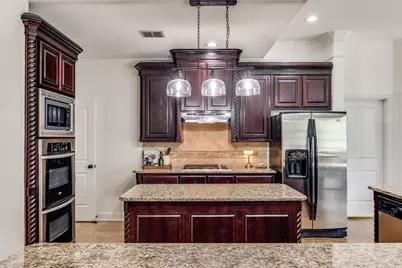 400 S Hampton Court, Lewisville, TX 75056 - Photo 8