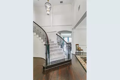 400 S Hampton Court, Lewisville, TX 75056 - Photo 2