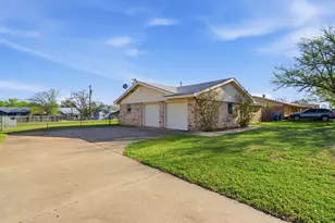 1404 Primrose Ln, Cisco, TX 76437 - Photo 2