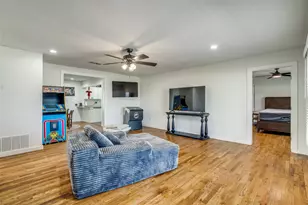 820 N Harbin Dr, Stephenville, TX 76401 - Photo 4