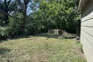 1233 13th St NW, Paris, TX 75460 - Photo 1