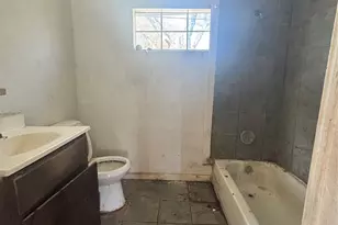 1201 E Davis Ave, Fort Worth, TX 76104 - Photo 4